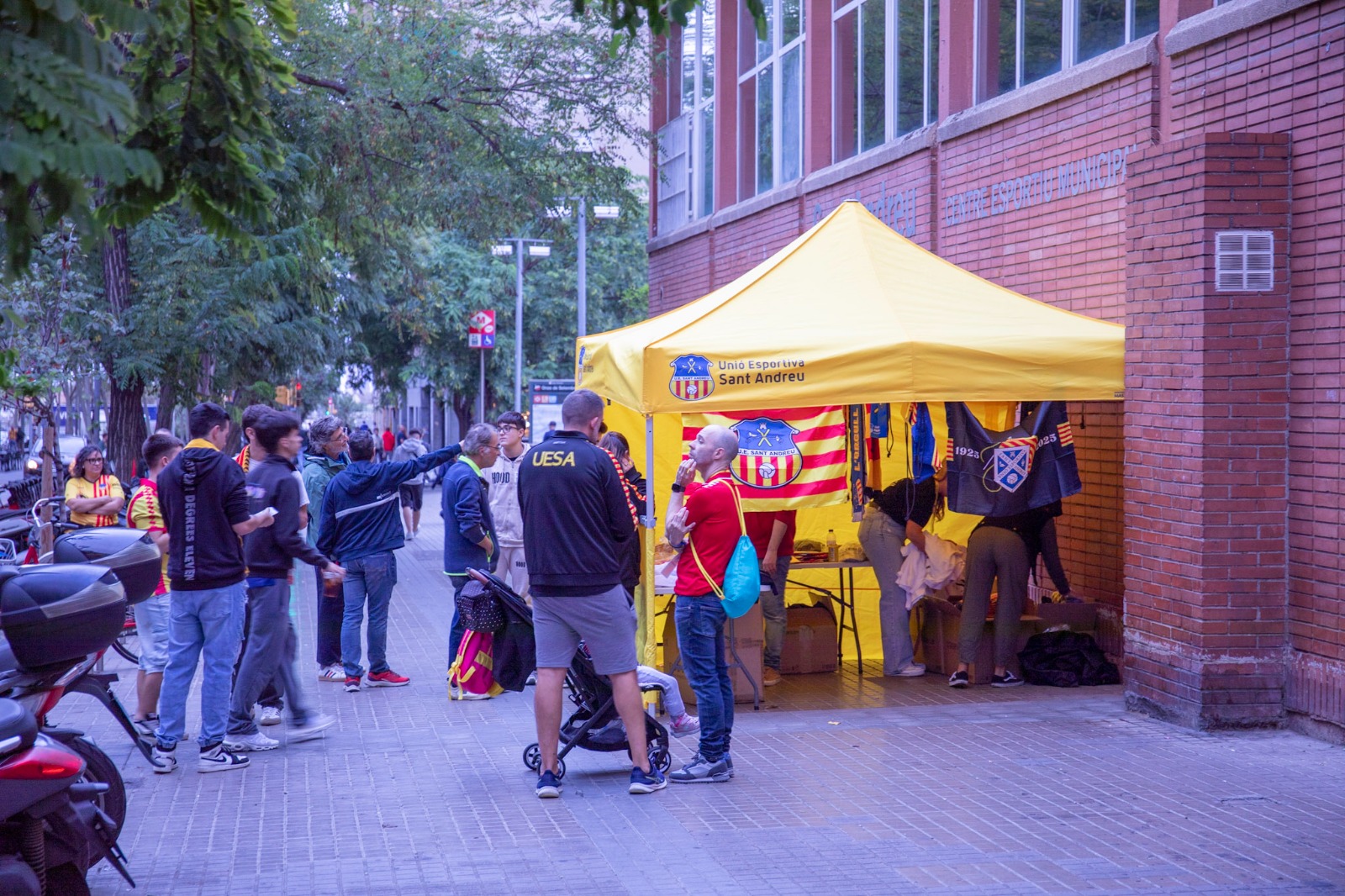Dissabte, carpa del Sant Andreu a la Festa del Comerç al Carrer